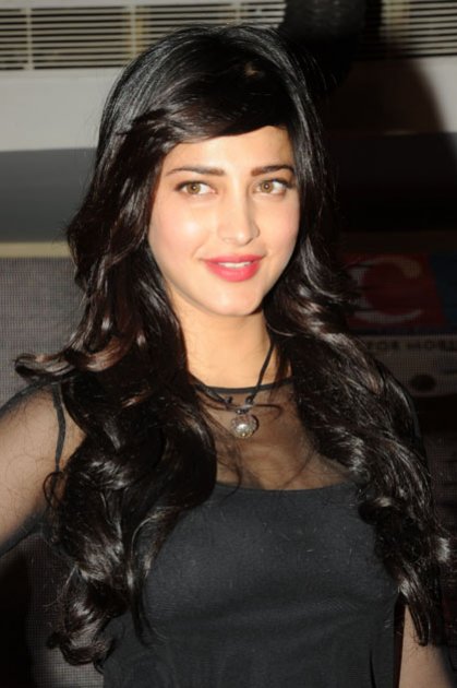Shruthi-Hassan-at-Yevadu-App-launch